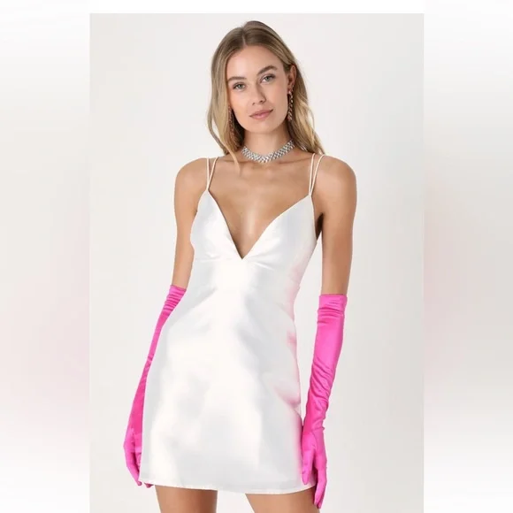 Elegant White Satin Dress - Picture 3 of 6